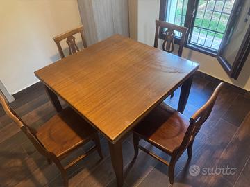 Tavolo con sedie in legno