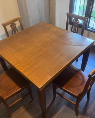 Tavolo con sedie in legno