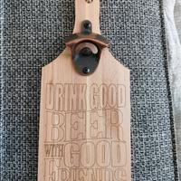 Tagliere in legno decorato con apribottiglie