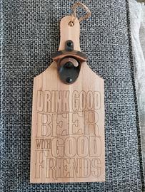 Tagliere in legno decorato con apribottiglie