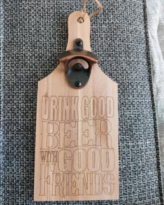 Tagliere in legno decorato con apribottiglie