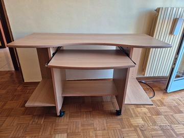 Pratica scrivania in legno