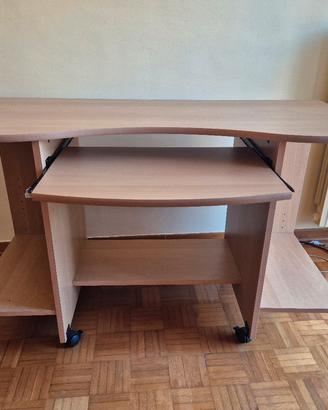 Pratica scrivania in legno