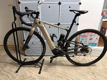 Bicicletta elettrica gravel cannondale Topstone