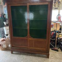 Libreria vintage in legno con vetri