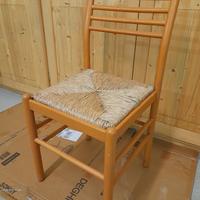 Classica sedia da cucina senza impagliatura.