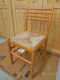 Classica sedia da cucina senza impagliatura.