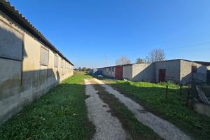 Sandon: Magazzino convertibile in trifamiliare da