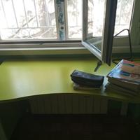scrivania, cassettiera, sedia con rotelle