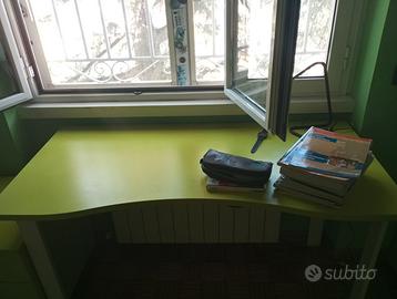 scrivania, cassettiera, sedia con rotelle