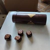 Gioco dadi legno e inserti ottone