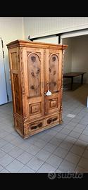 Armadio antico a due ante in legno massello