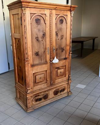 Armadio antico a due ante in legno massello