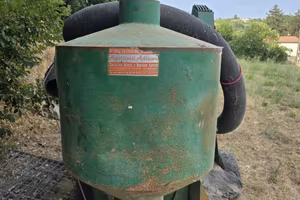 Agricoltura macchina per racconta  delle nocciole