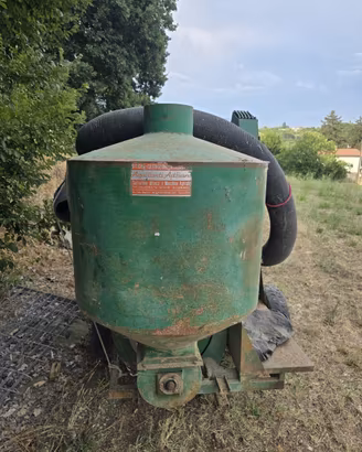 Agricoltura macchina per racconta  delle nocciole
