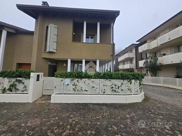 VILLA A SCHIERA A RUSSI