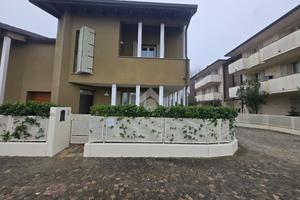 VILLA A SCHIERA A RUSSI