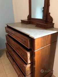 Comò d'epoca in Arte povera degli inizi del 900