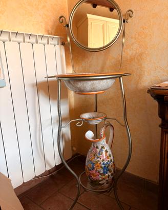 Lavabo in ferro battutto con ceramiche Deruta