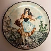 Piatto decorativo in gesso dipinto