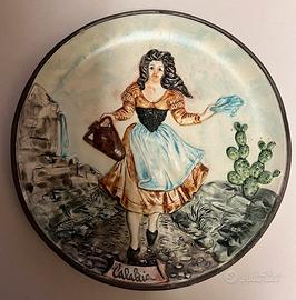 Piatto decorativo in gesso dipinto