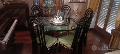 Tavolo pranzo, sedie e tavolino da salotto.