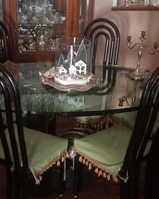 Tavolo pranzo, sedie e tavolino da salotto.