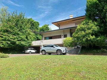 Appartamento di 323 m² con più di 5 locali e box a