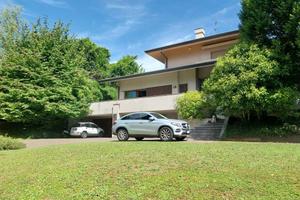Appartamento di 323 m² con più di 5 locali e box a