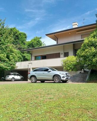 Appartamento di 323 m² con più di 5 locali e box a