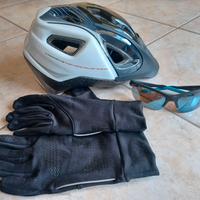 casco occhiali e guanti uomo ciclismo