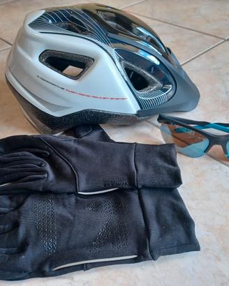 casco occhiali e guanti uomo ciclismo