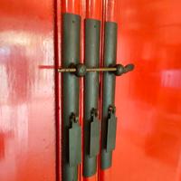 Armadio cinese in legno laccato rosso