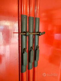Armadio cinese in legno laccato rosso