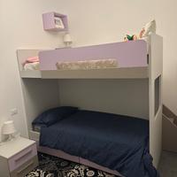 Letto a castello, materassi, comodini e librearia