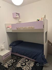 Letto a castello, materassi, comodini e librearia