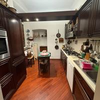 Cucina in legno massello scuro