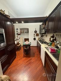 Cucina in legno massello scuro