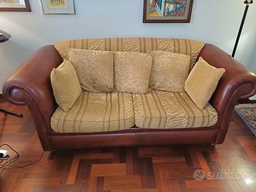 Divano due posti in pelle e stoffa