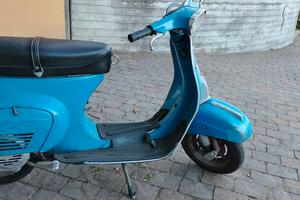 Vespa 50 special azzurra