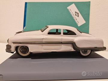 Modellino vintage in latta Pontiac Chieftain 1954