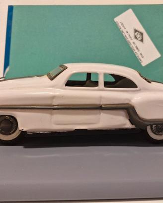 Modellino vintage in latta Pontiac Chieftain 1954