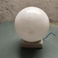 lampada con paralume sferico