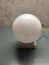 lampada con paralume sferico