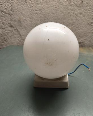 lampada con paralume sferico