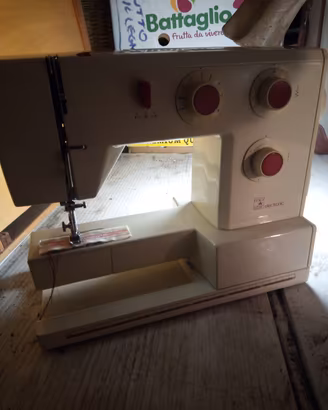 MACCHINA DA CUCIRE PORTATILE 