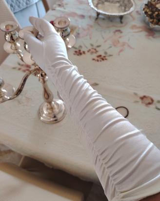 guanti lunghi in raso bianco e lucido