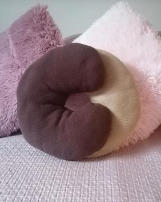 Cuscino a forma di biscotto cucito a mano