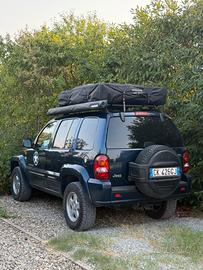 Jeep Cherokee KJ con tenda da tetto