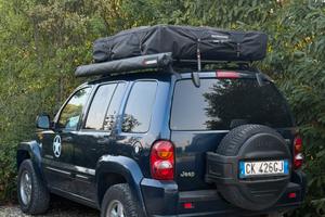 Jeep Cherokee KJ con tenda da tetto